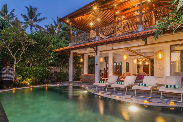 Outdoor pool, sun loungers - Villa Beji Mawang by GenuineHost (Ubud)