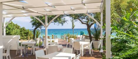 مقصورة في الحديقة