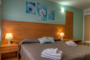 Comfort Double Room | Memory foam beds, desk, blackout drapes, free WiFi - Aquarium Residence (Manduria)