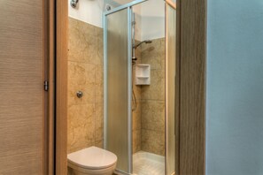 Habitación Confort doble | Baño | Ducha, artículos de higiene personal gratuitos y secador de pelo