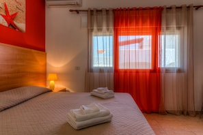 Comfort Double Room | Memory foam beds, desk, blackout drapes, free WiFi - Aquarium Residence (Manduria)