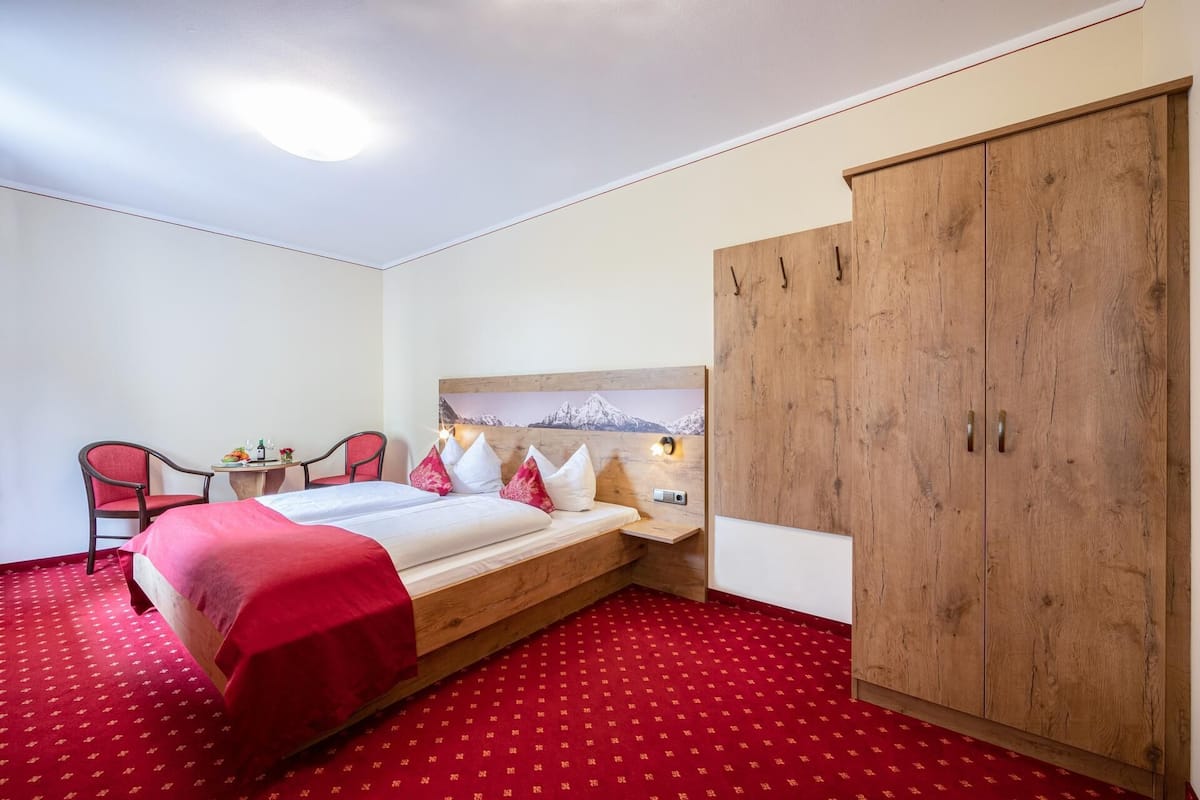 Standaard tweepersoonskamer, uitzicht op bergen | Een kluis op de kamer, een bureau, verduisterende gordijnen, babybedden