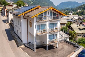 เครื่องนอนป้องกันสารก่อภูมิแพ้, ตู้นิรภัยในห้องพัก, โต๊ะทำงาน