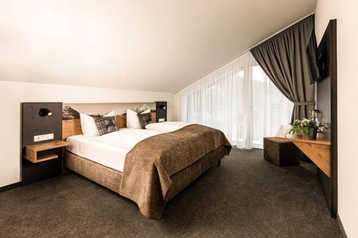 Hypo-allergenic bedding, in-room safe, desk, blackout curtains