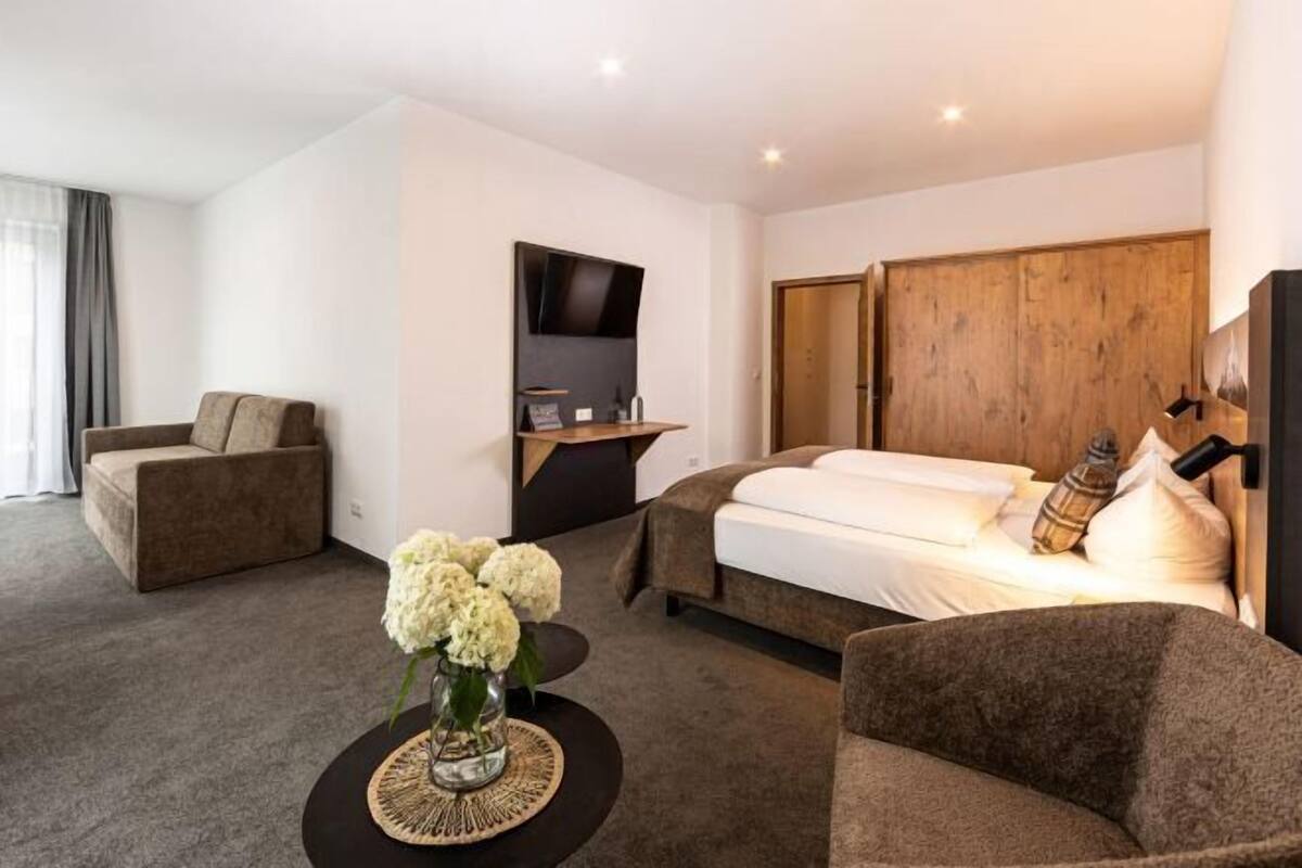 Hypo-allergenic bedding, in-room safe, desk, blackout curtains