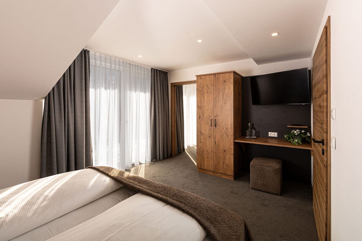 Hypo-allergenic bedding, in-room safe, desk, blackout curtains