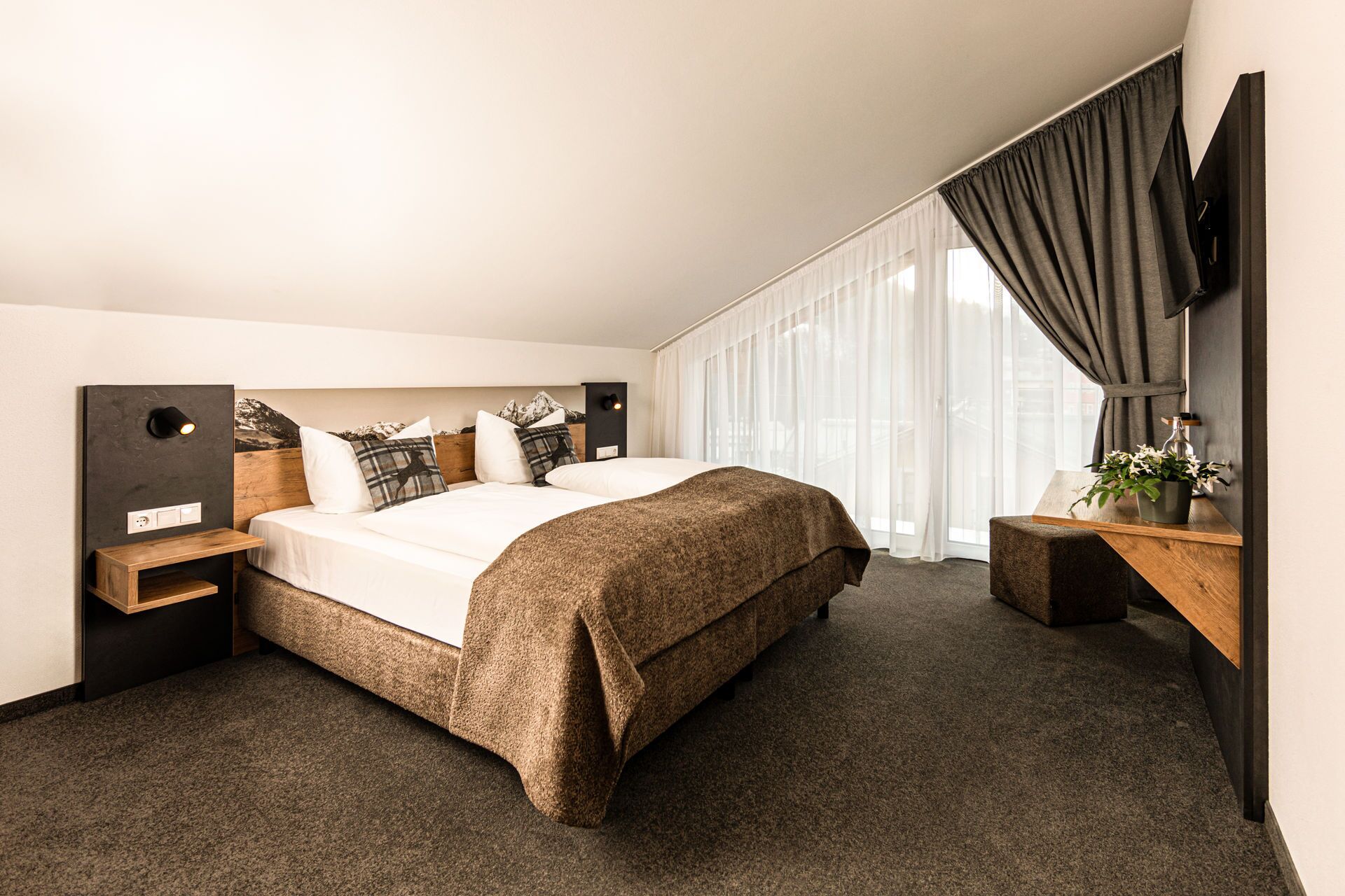 Ropa de cama hipoalergénica y caja de seguridad en la habitación 