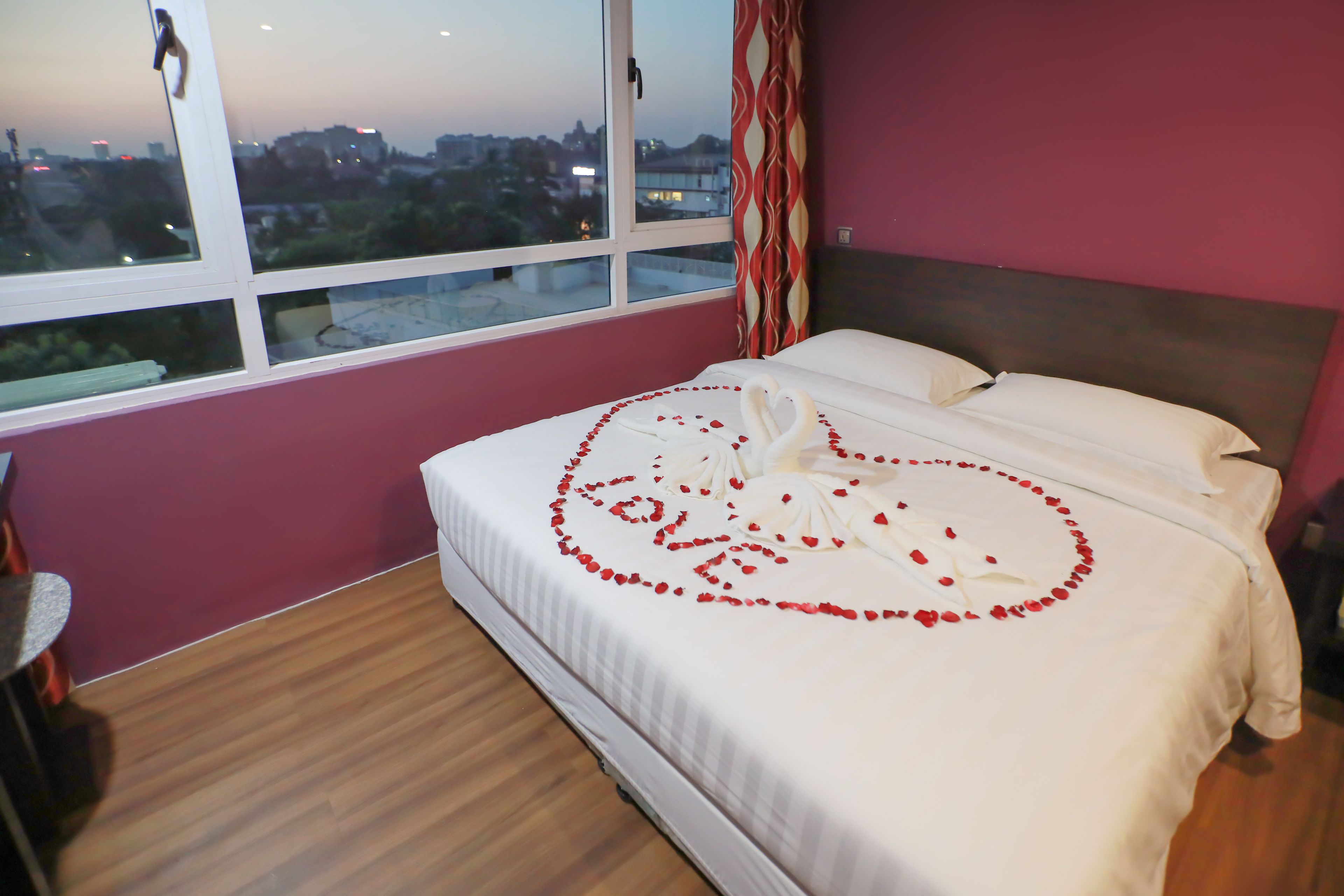 superior room | minibar, in-room safe, desk, rollaway beds