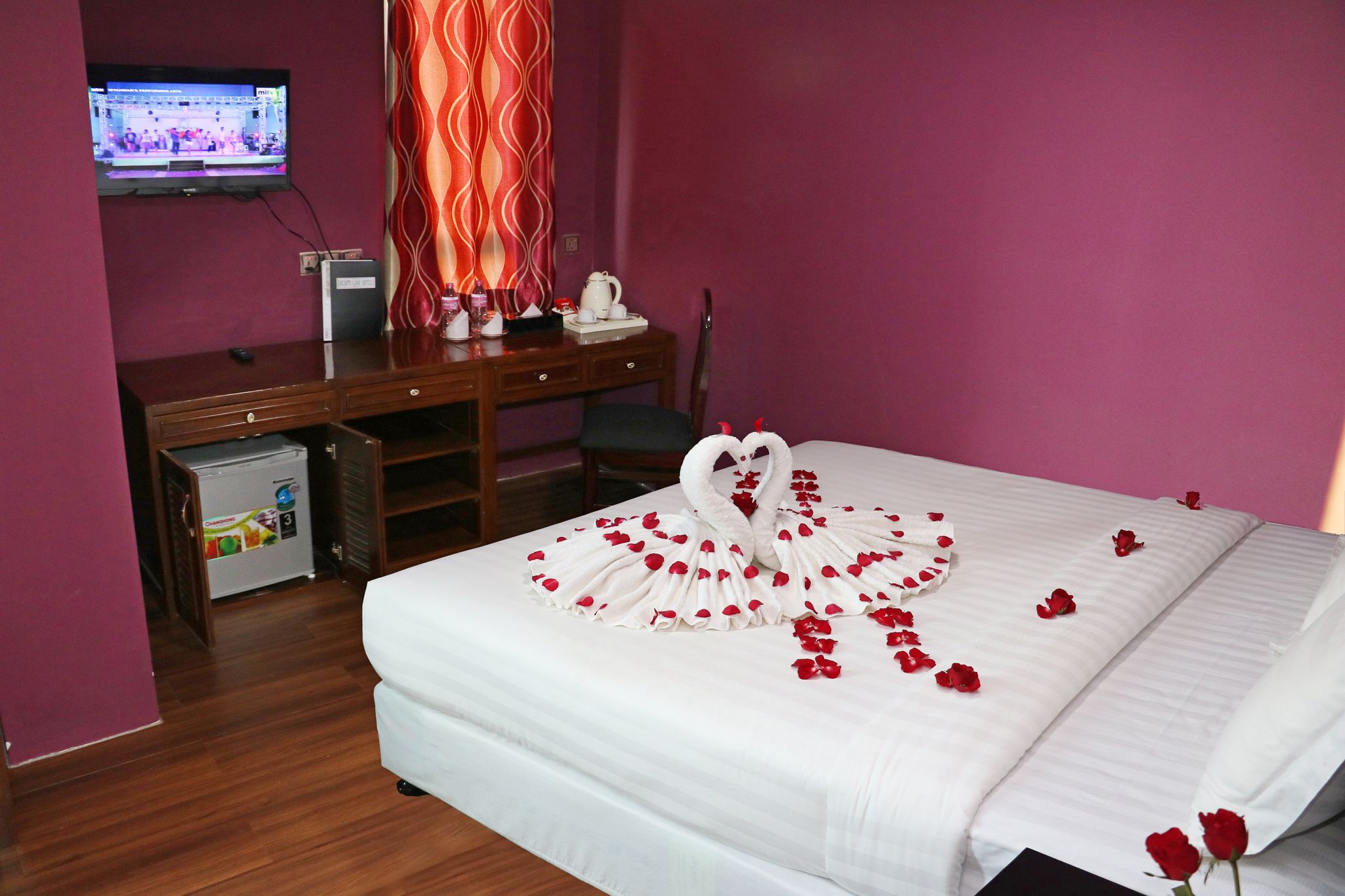 standard room, city view | minibar, in-room safe, desk, rollaway beds