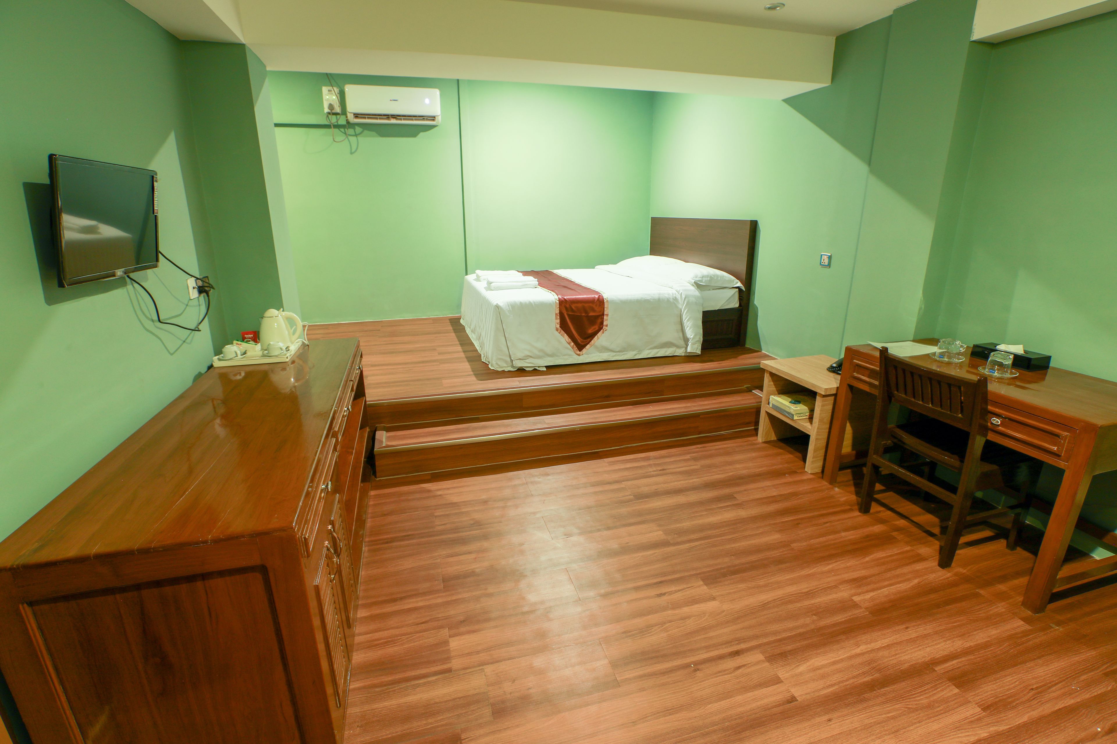 standard room, no windows | minibar, in-room safe, desk, rollaway beds