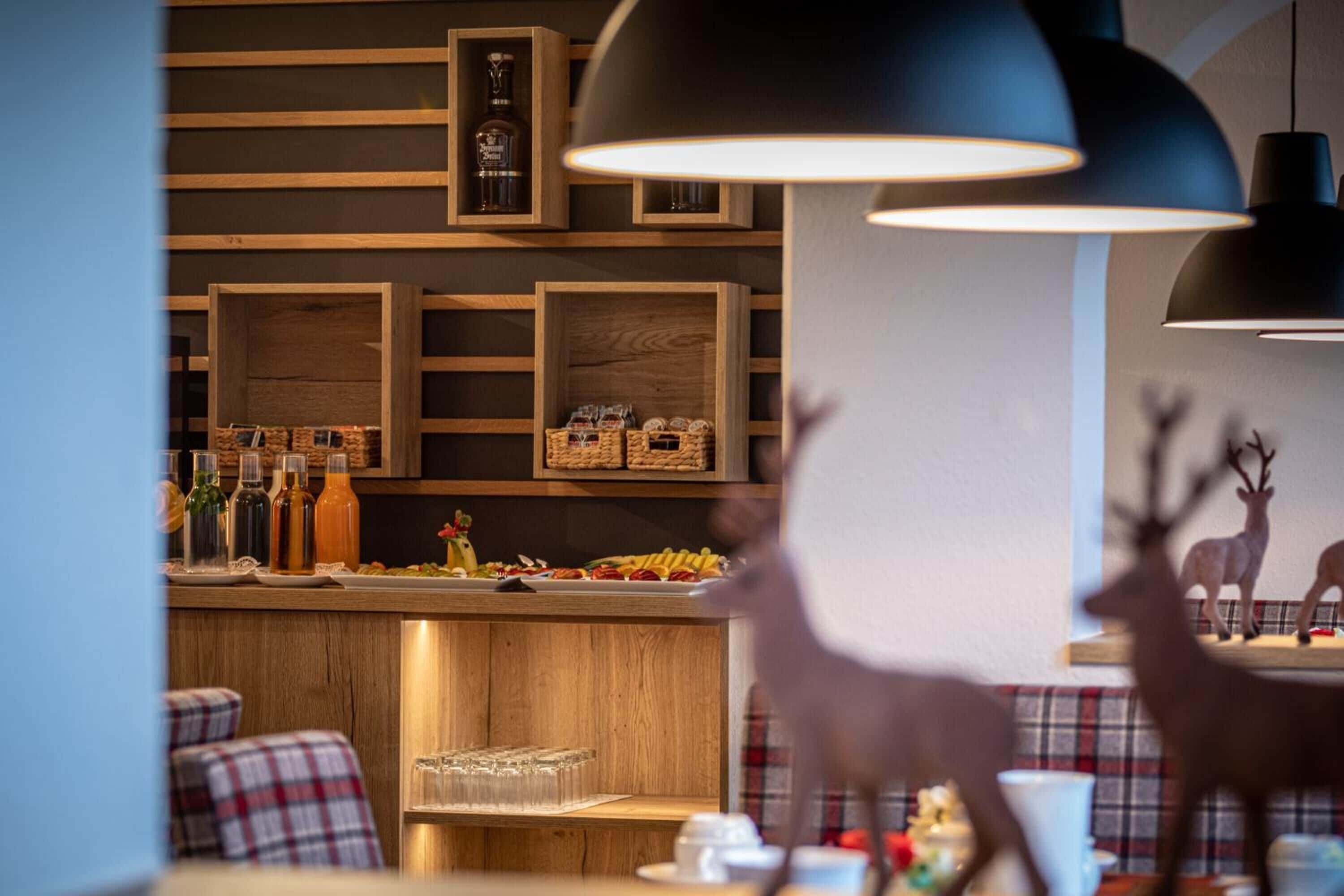 Eine moderne Küche mit Holzböden, einer Bar und einer Sitzecke mit Karokissen.