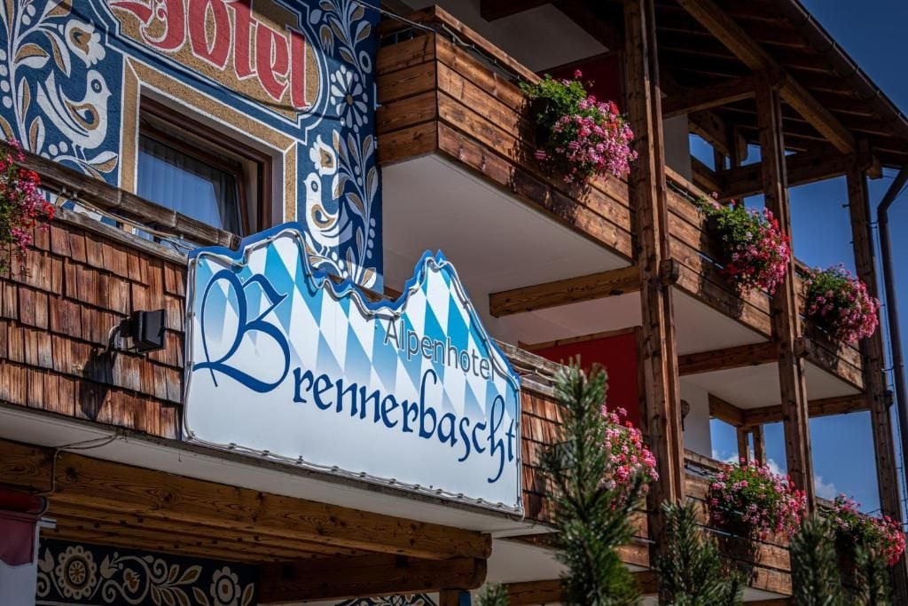 Ein Hotel mit einem Schild, das es als alpines Hotel und einen Bremer Bascift kennzeichnet.