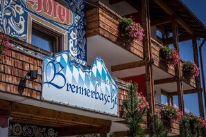 A hotel with a sign indicating it is an alpine hotel and a bremerbascift. - Alpenhotel Brennerbascht (Bischofswiesen)