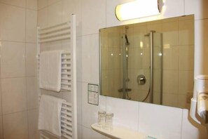 Articles de toilette gratuits, sèche-cheveux, serviettes fournies