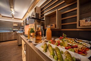 Montaje de bufé con diversos alimentos y bebidas.