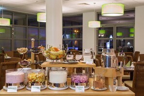 A buffet with various food options and a coffee station. - Hotel NordRaum (Bremen)