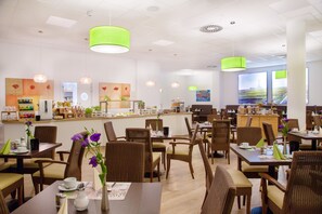 Desayuno buffet diario (EUR 14 por persona)