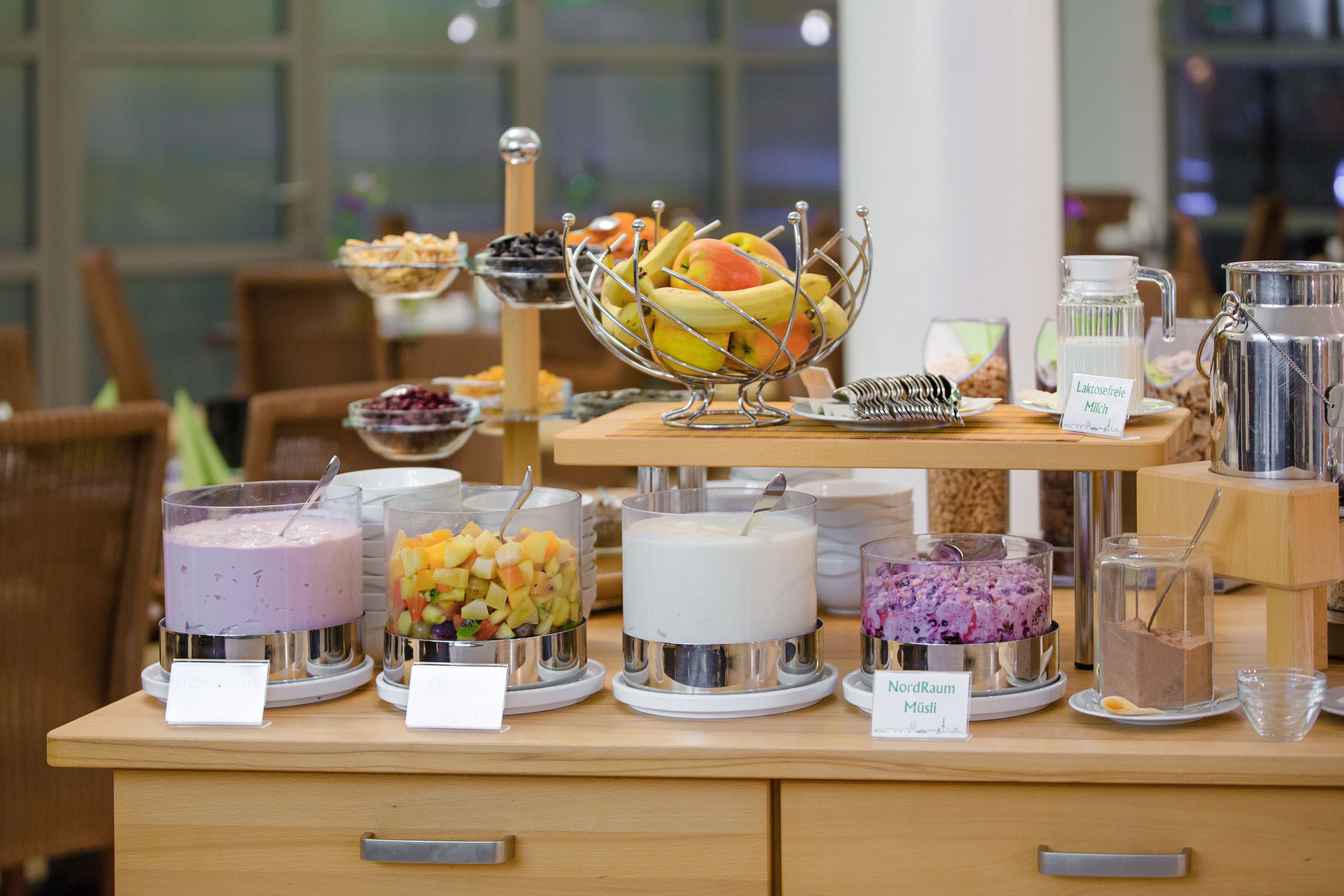 Ein reichhaltiges Buffet mit verschiedenen Speisen und einer Kerzenarragemement.