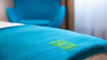 1 Schlafzimmer, hochwertige Bettwaren, Schreibtisch