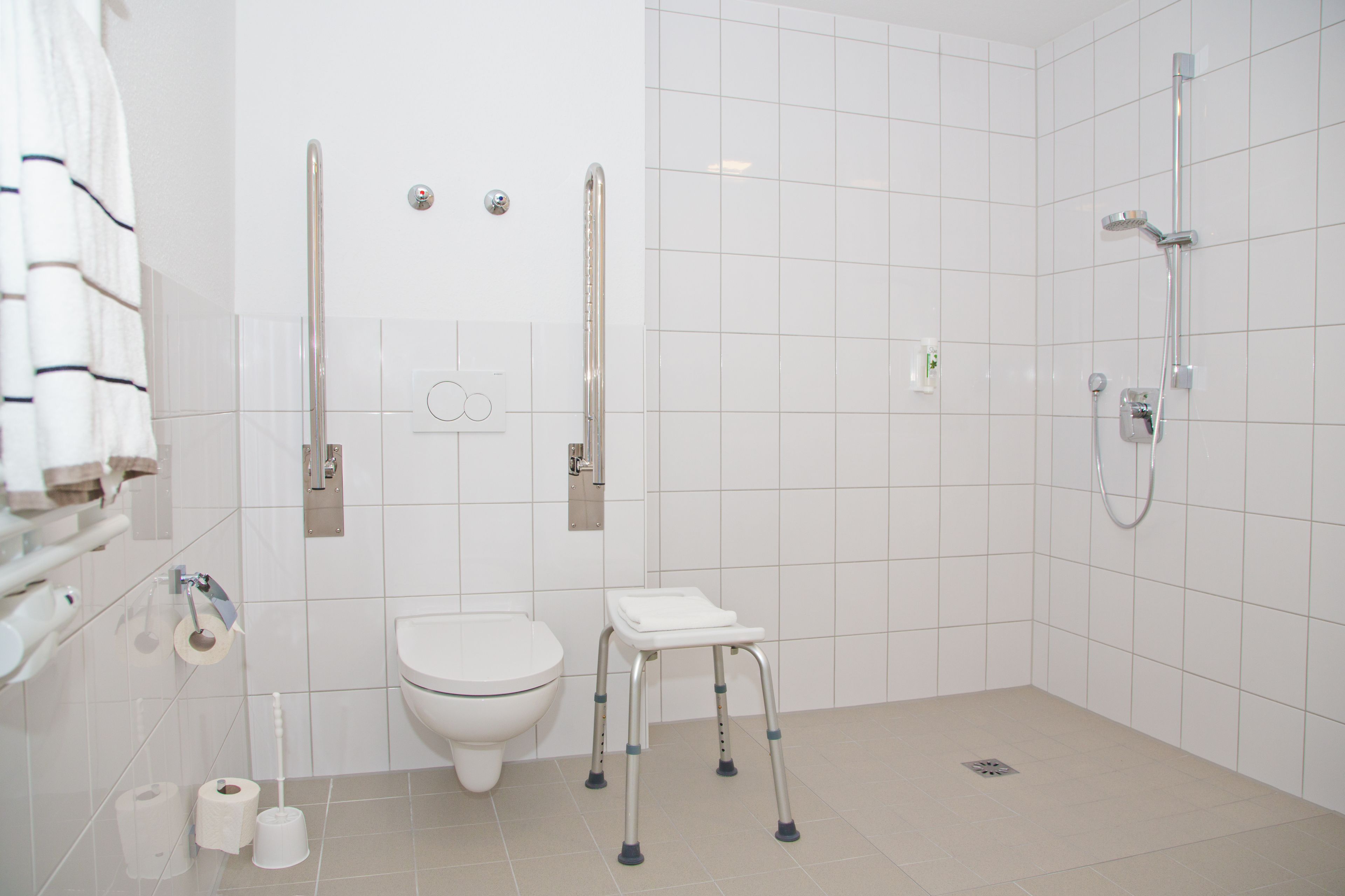 Ein modernes Badezimmer mit Toilette, Bidet und Dusche.