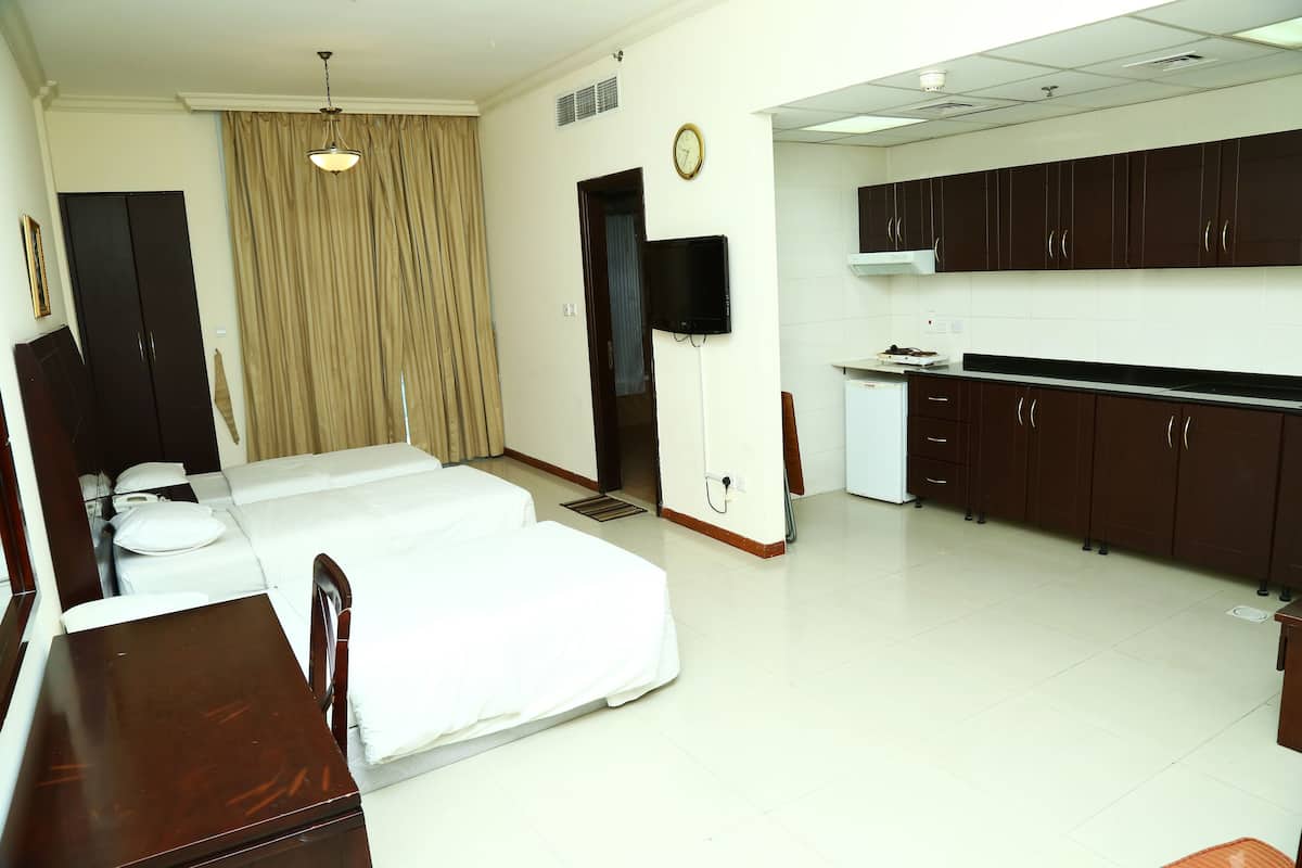 Deluxe Studio Suite | Private kitchenette | Fridge, microwave, stovetop, dishwasher