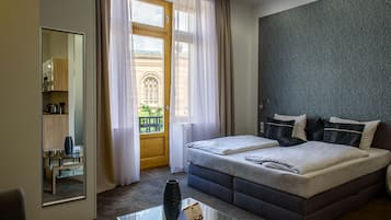 Executive Apartment, 1 King Bed, Non Smoking | In-room safe, individually furnished, desk, blackout drapes