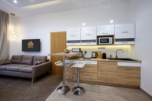 Leilighet – executive, 1 kingsize-seng, ikke-røyk | Safe på rommet, individuelt innredet, skrivebord og blendingsgardiner