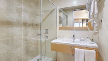 Dobbeltrom – deluxe, 1 kingsize-seng med sovesofa, balkong, byutsikt | Bad | Dusj, designertoalettartikler, hårføner og tøfler