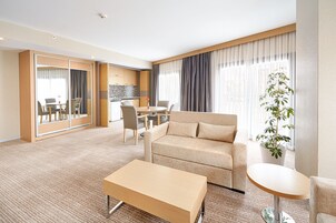Suite, 1 King Bed with Sofa bed, Balcony, Corner | Living area