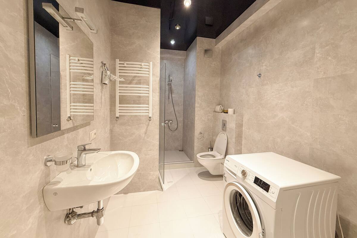 Superior-lejlighed - balkon | Badeværelse | Brusehoved med hydromassage, gratis toiletartikler, hårtørrer, hjemmesko