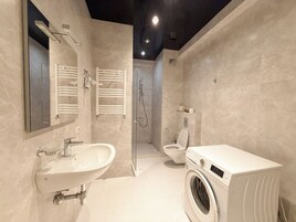 Apartamento superior, balcón | Baño | Cabezal de ducha con hidromasaje