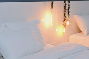 Deluxe Room, City View | Bathroom | Hydromassage showerhead, free toiletries, hair dryer, slippers