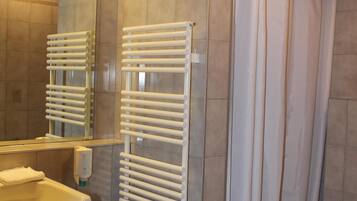 Classic-Dreibettzimmer, barrierefrei, eigenes Bad | Badezimmer