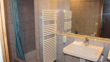Classic Triple Room, Accessible, Private Bathroom | Bathroom