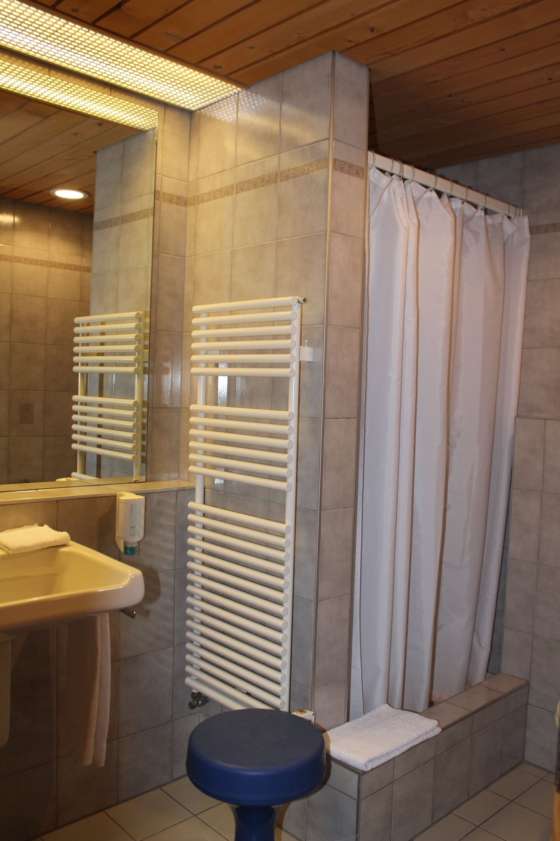 Chambre Triple Classique, accessible aux personnes à mobilité réduite, salle de bains privée | Salle de bain