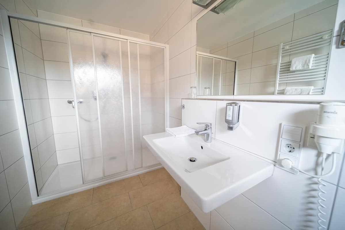 superior single room | bathroom amenities | shower, free toiletries, hair dryer, towels