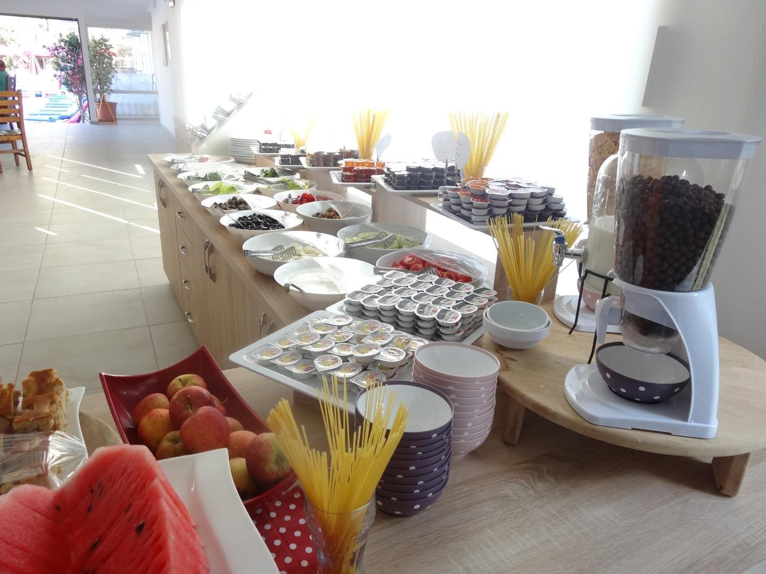Un buffet allestito con diversi cibi e posate.