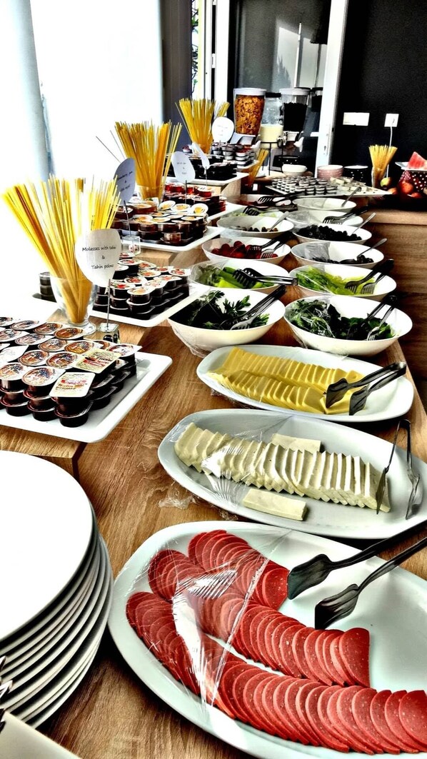 Buffet déjeuner gratuit tous les jours