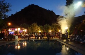 Piscine extérieure, parasols, chaises longues