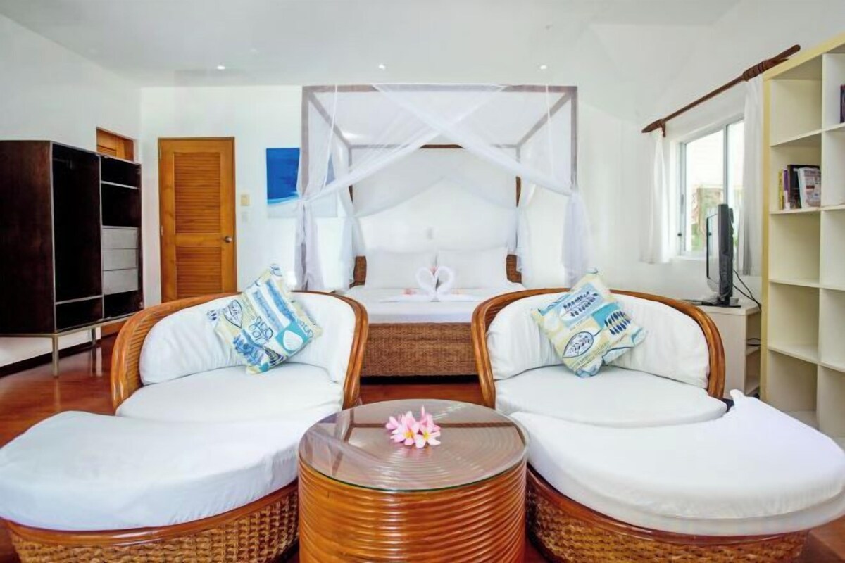 3 bedrooms, in-room safe, blackout drapes, WiFi (free)