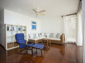 Mabuhay Beach House - 4 Bedroom Villa | Living area