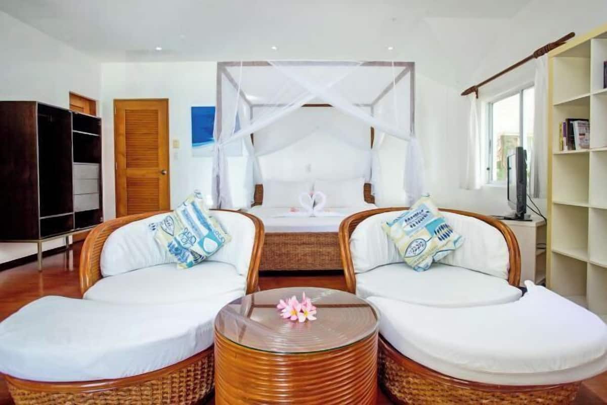 3 bedrooms, in-room safe, blackout curtains, free WiFi