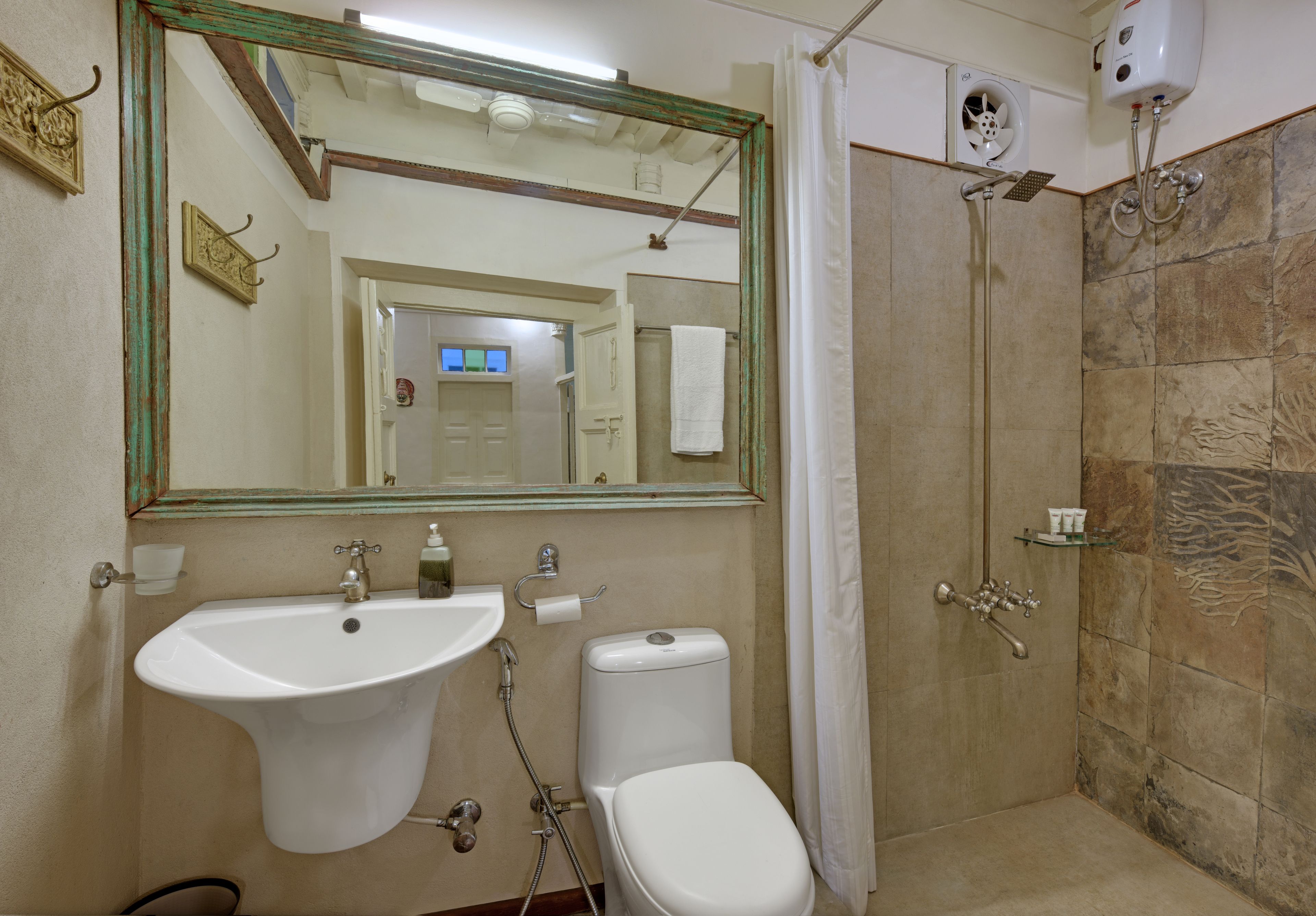 Un bagno con lavandino, toilette e doccia.