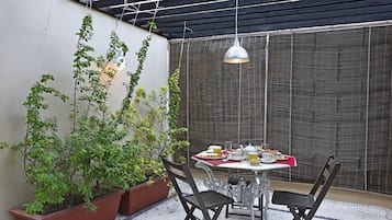 Suite Deluxe, 1 cama King size, vista a la ciudad | Terraza o patio