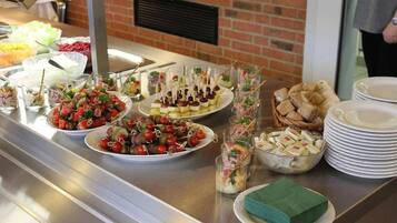 Free daily buffet breakfast