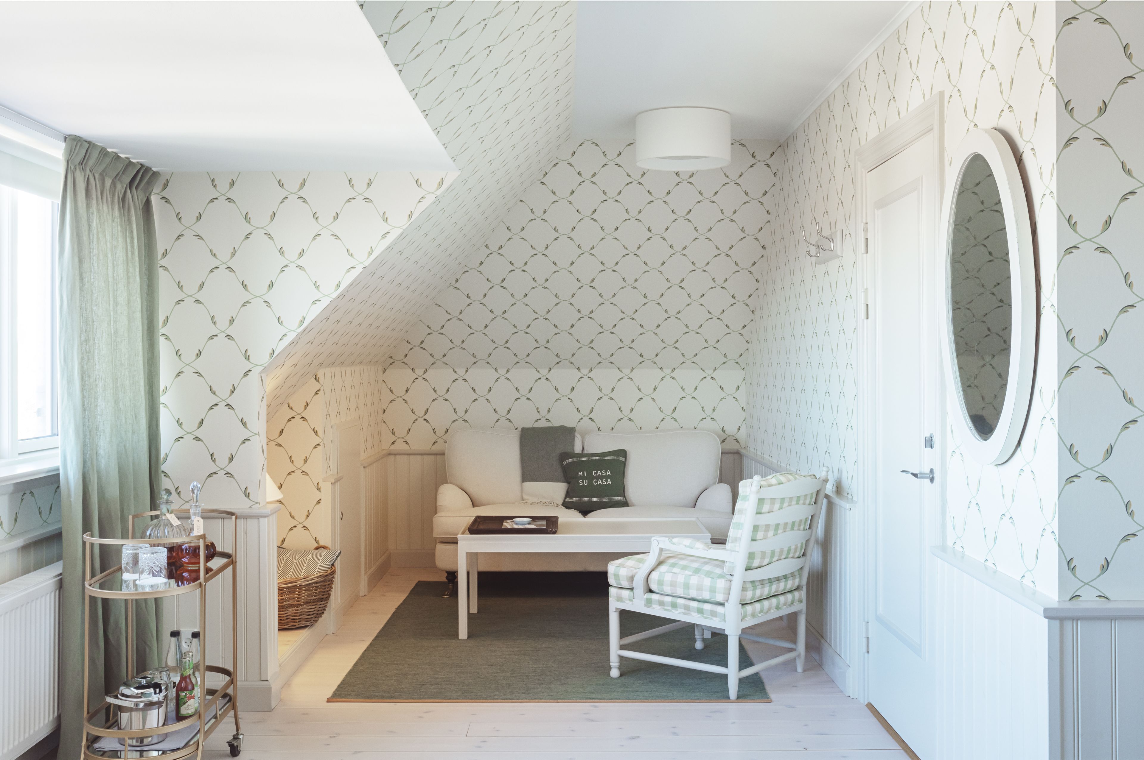 panoramic suite, 1 queen bed, ocean view | living area | 32-cm flat-screen tv with cable channels, tv