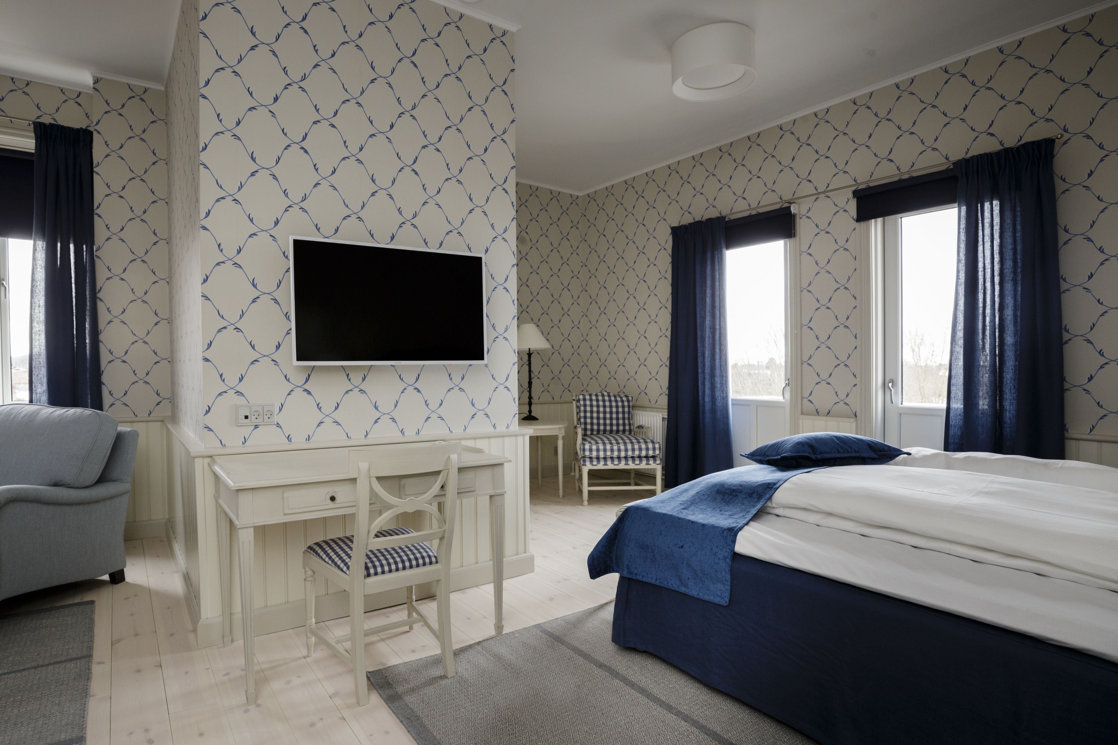 deluxe room, 1 queen bed | 1 bedroom, individually decorated, individually furnished, desk