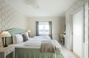 Decoración personalizada, muebles diferentes y escritorio 