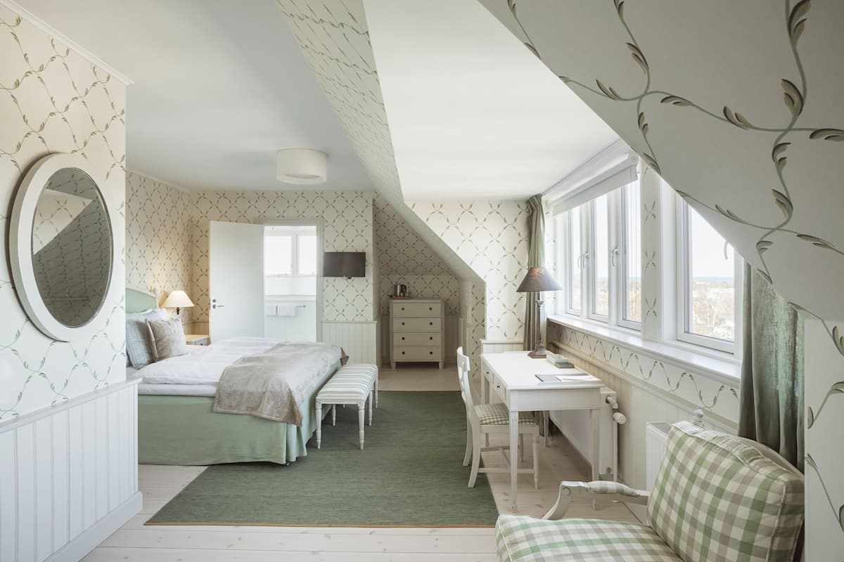 Panoramic Suite, 1 Queen Bed, Ocean View | 1 bedroom, individually decorated, individually furnished, desk