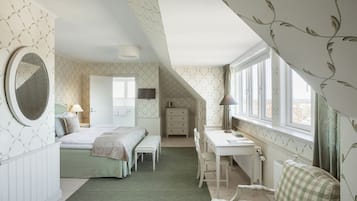 Panoramic Suite, 1 Queen Bed, Ocean View | 1 bedroom, individually decorated, individually furnished, desk